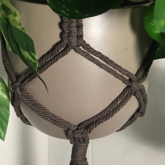 Macrame Plant Hanger: Brown, 34” long. NEW - Picture 4 of 5